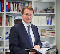This book provides a wealth of empirical material to understand key aspects of EU governance including its plurality of actors and policy making modes and its functioning during crisis management.