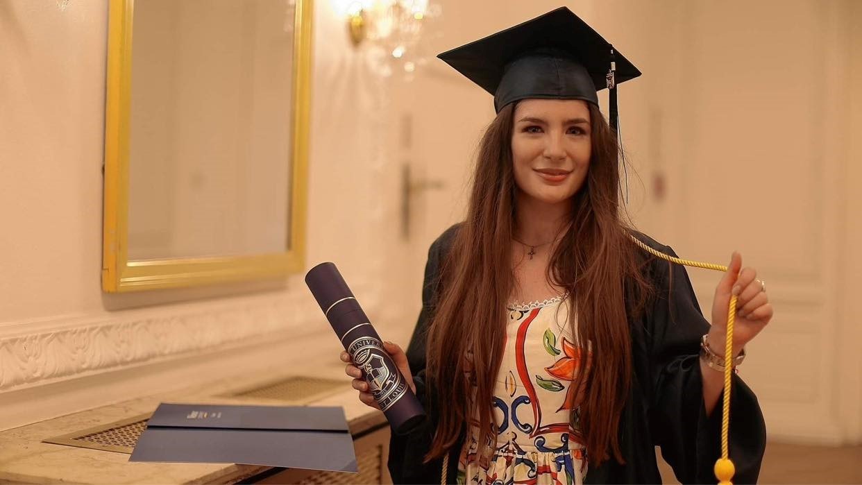 Fischer hopes that all future students can study well despite their experience of the pandemic, because, as she says, their academic future will depend on it. However, she also hopes they can enjoy the camaraderie that Webster Vienna provides. “But do wear your masks!” she concludes.