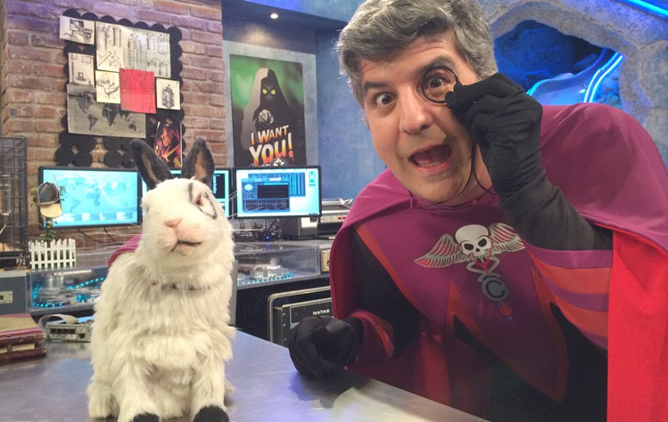 Dana Snyder with Dr. Colosso puppet on the set of "The Thundermans"