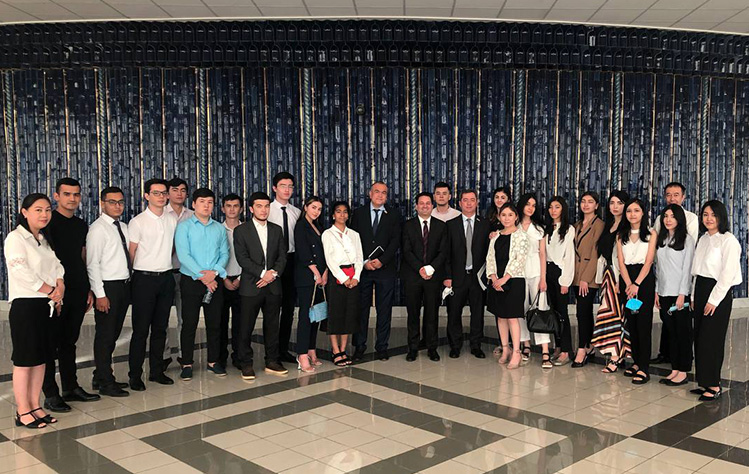 Students visiting Uzbekistan Parliament