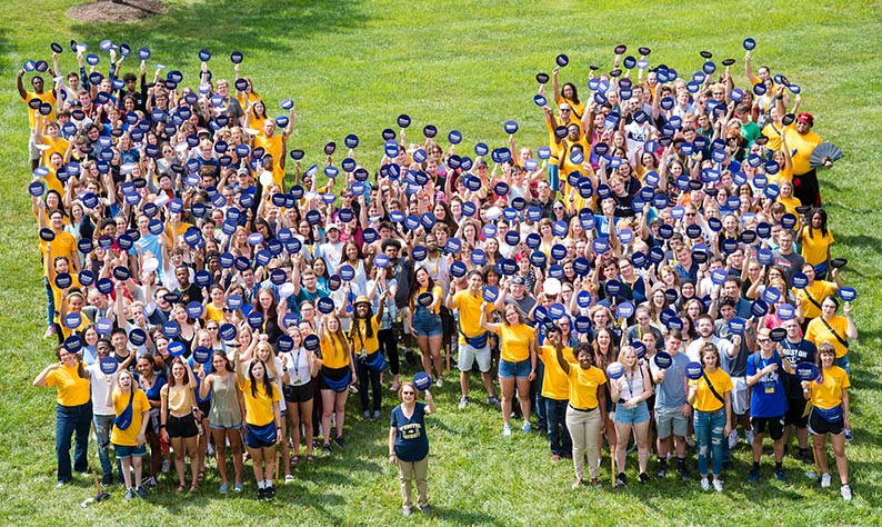Students form a 'W' in the Quad at Orientation