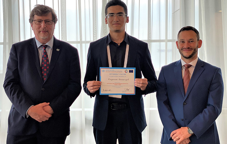 Student displaying UN certificate