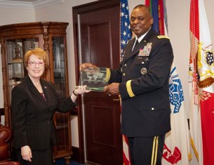Gen. Austin receives the Distinguished Alumni Award