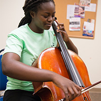 Student learns cello