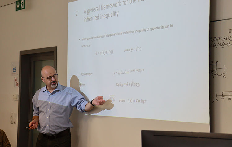 Visiting Professor Ferreira displays a formula to calculate inequality. 