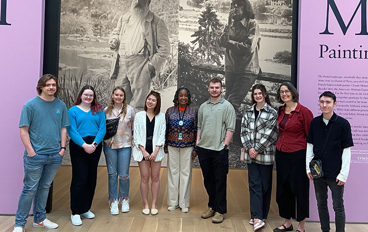 A group of Gleich Honors College students on an academic excursion to the St. Louis Art Museum.