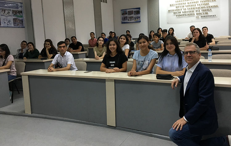 Dean Eric Rothenbuhler with freshman students in media studies in 2019.