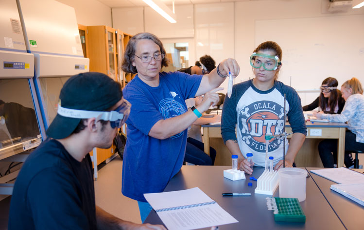 Stephanie Schroeder Works with Students in a Lab