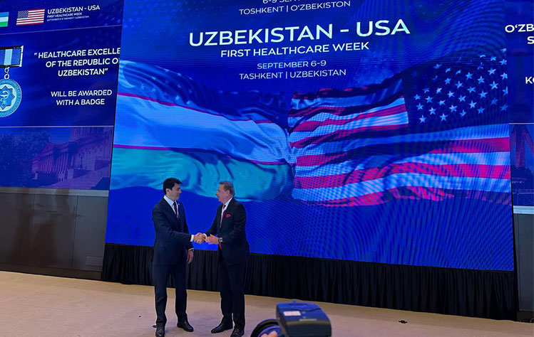 President Schuster exchanges a handshake at the Ministry of Health of the Republic of Uzbekistan Medical Forum.