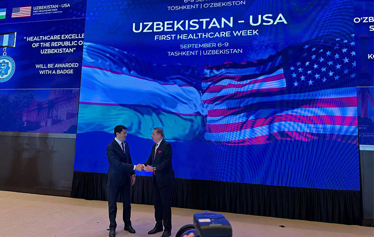 President Schuster exchanges a handshake at the Ministry of Health of the Republic of Uzbekistan Medical Forum. 